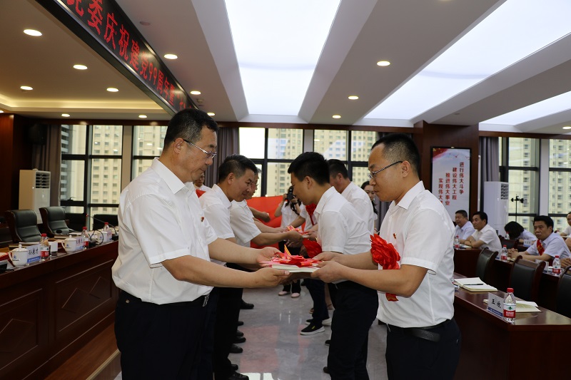 7配发政治生日礼物.JPG