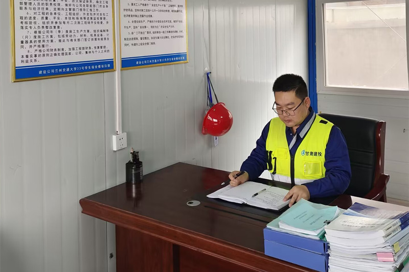 兰州交大23号学生公寓项目经理 高隆.jpg